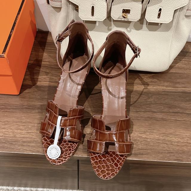 Hermes 爱马仕 蜥蜴纹系列 升级版本出！将经典延续 Hermès 坡跟凉鞋新配色爱马仕的坡跟凉鞋是我见过最简约最耐看最有气质的！！！任何风格都能hold住