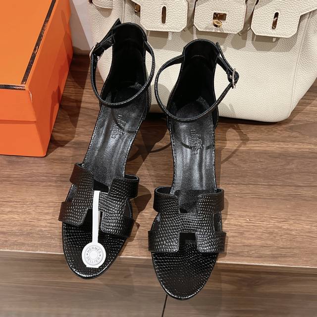 Hermes 爱马仕 蜥蜴纹系列 升级版本出！将经典延续 Hermès 坡跟凉鞋新配色爱马仕的坡跟凉鞋是我见过最简约最耐看最有气质的！！！任何风格都能hold住
