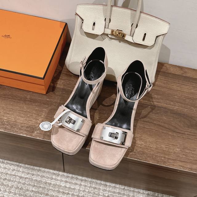 顶级版本Hermes 爱马仕 Hilda 80凉鞋系列！ 时尚又百搭 超级舒服 每个细节都做到极致 原版1:1独家私模大Kelly 纯钢五金扣 原版私模水台 原