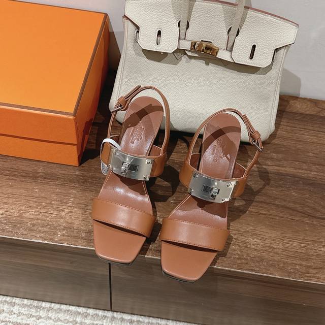 Hermes 爱马仕 Ilona 90凉鞋系列！ 时尚又百搭 超级舒服 每个细节都做到极致 原版定制小牛皮 内里混种羊皮 原版开模鞋跟 独家开发Kelly扣五金