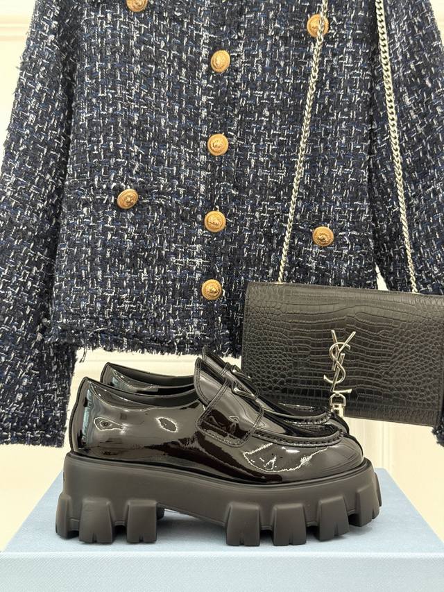 顶板 Prada 普拉达三角标厚底乐福鞋轮胎系列出一双爱一双不得不说增高效果 yyds三角标金属扣配制 触感凹凸感和原版一致鞋面采用纯进口开边珠和软牛漆皮 光泽