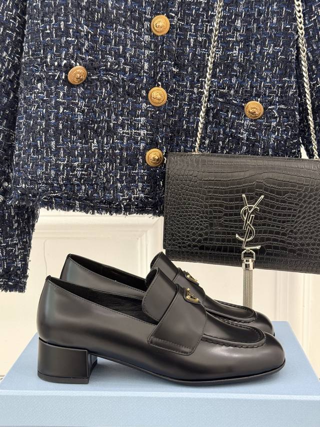 厂价 Prada 普拉达经典秋冬新品三角标粗跟乐福鞋面料采用进口小牛皮高级定染羊皮内里意大利进口牛皮大底跟高：4.5cm码数：35-39 40 41定制