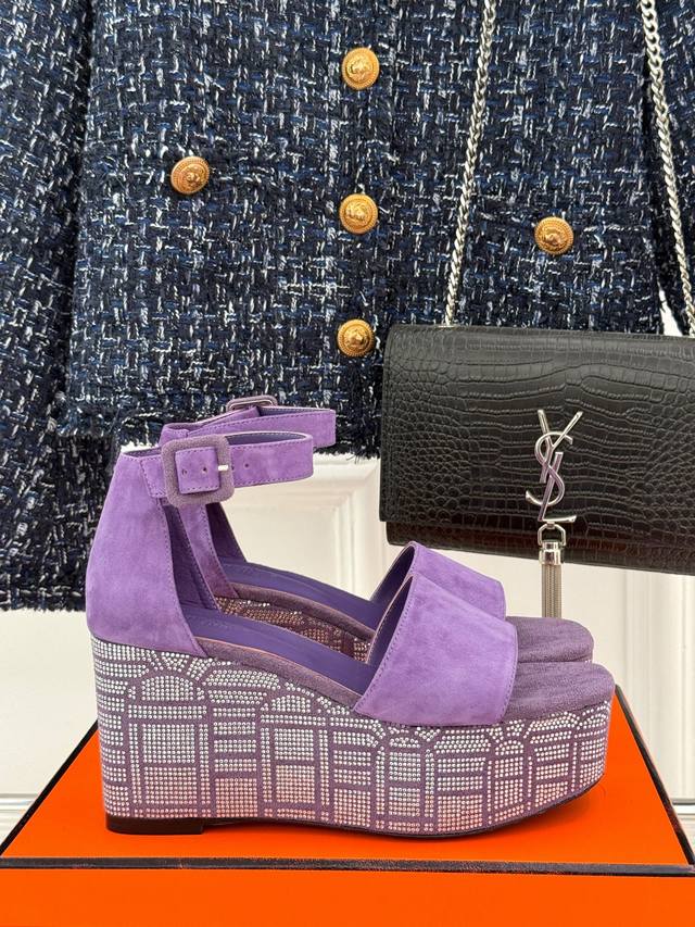 开年出货 厂价 底带钻 Hermès 爱马仕25ss早春新品水钻厚底一字带凉鞋谁也无法拒绝亮晶晶的美鞋坡跟设计 线条流畅优雅推荐入手显瘦显长腿高级感女人必备单品