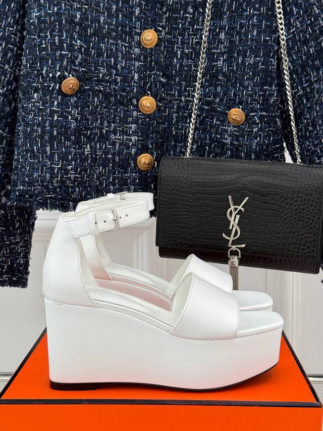 开年出货 厂价 底带钻 Hermès 爱马仕25ss早春新品水钻厚底一字带凉鞋谁也无法拒绝亮晶晶的美鞋坡跟设计 线条流畅优雅推荐入手显瘦显长腿高级感女人必备单品