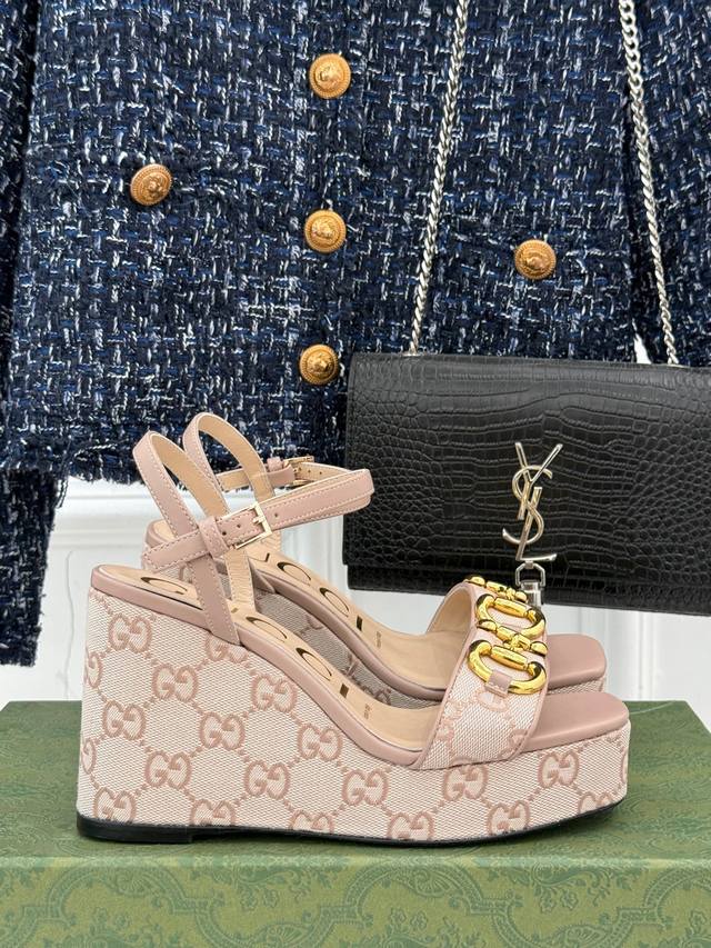 厂价 Gucci 古驰经典春夏新品走秀马衔扣老花厚底凉鞋G家在体现高级感这块 总让人大写的服气看起来蛮简单的款式 但上脚就莫名很高阶 非常性感让你轻松搭配尽显各