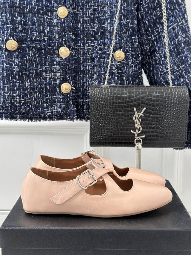 厂价 AlAIA｜阿莱亚23S新品复古交叉扣带玛丽珍鞋芭蕾舞鞋 满满的少女风 既摩登又复古的味道 非常的简约大气 不管是半身裙 连衣裙还是牛仔裤 它都能成为点睛