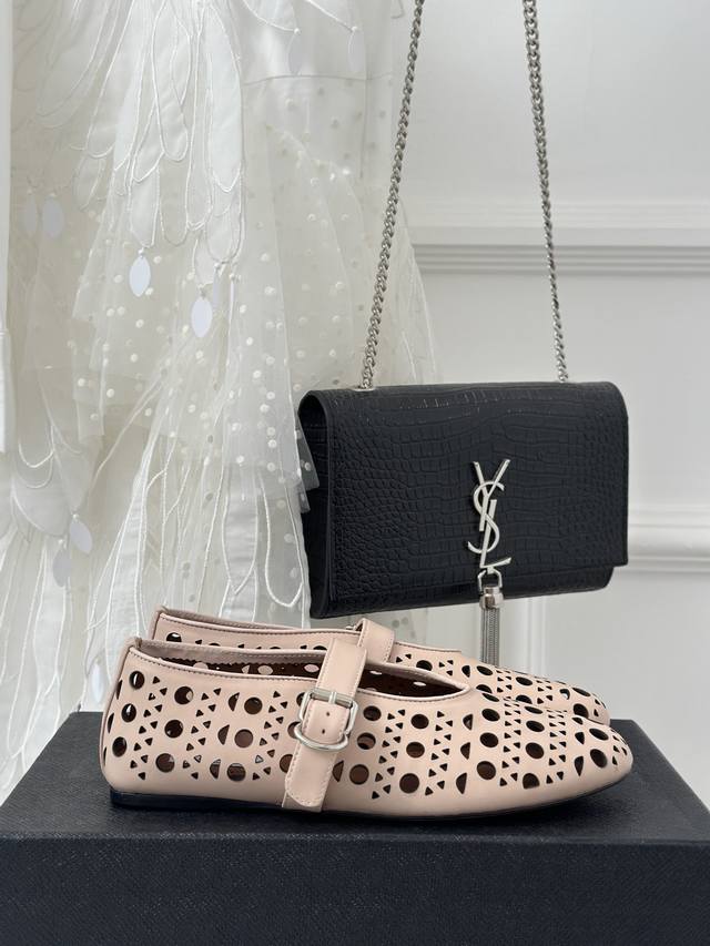 厂价 AlAIA｜阿莱亚23S新品复古镂空玛丽珍鞋芭蕾舞鞋 满满的少女风 既摩登又复古的味道 非常的简约大气 不管是半身裙 连衣裙还是牛仔裤 它都能成为点睛之笔