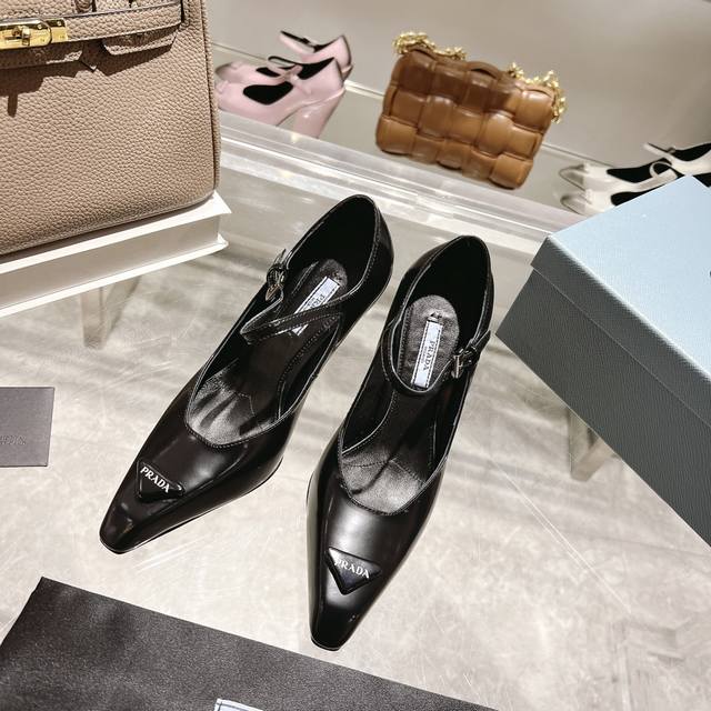 PRADA 222普拉达新品，工厂价 prada22 23ss“T台秀款”,订购会最火爆的大粗跟,坡跟单鞋、 原版顶级开边珠牛皮制作、3D电子喷绘擦色效果。2种