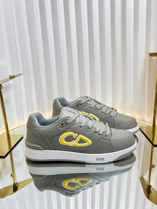 Dior联名OBLIQUE迪奥B57系列 情侣款 休闲运动鞋 CD 滑板鞋原版购入开发 做货 这款 B57 中帮运动鞋是二零二四春季男装系列新品，重新诠释篮球鞋
