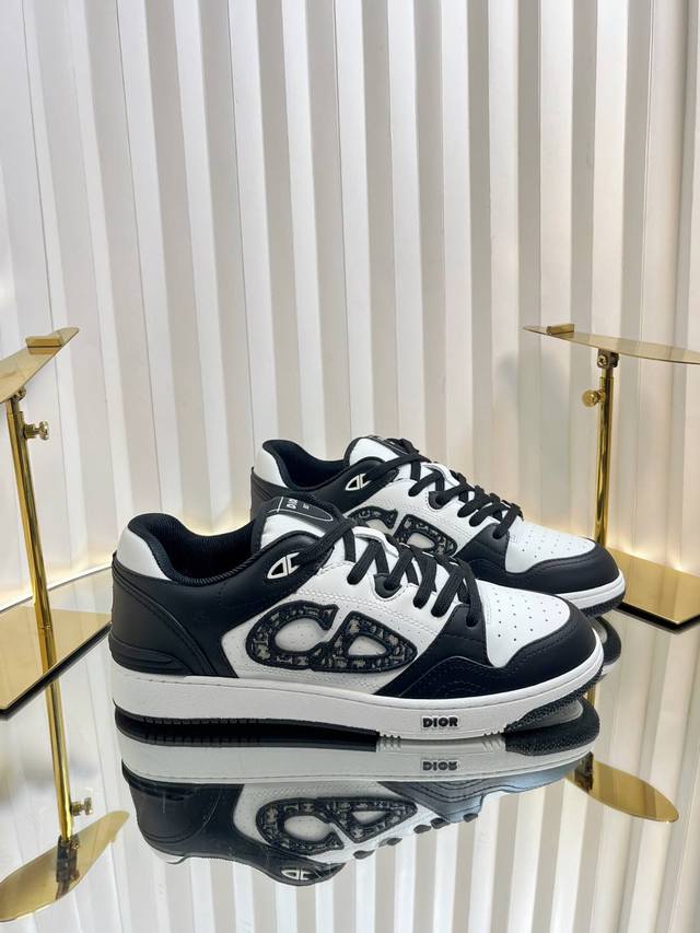 Dior迪奥B57系列 情侣款 休闲运动鞋 CD 滑板鞋原版购入开发 做货 这款 B57 中帮运动鞋是二零二四春季男装系列新品，重新诠释篮球鞋设计，成为 Dio