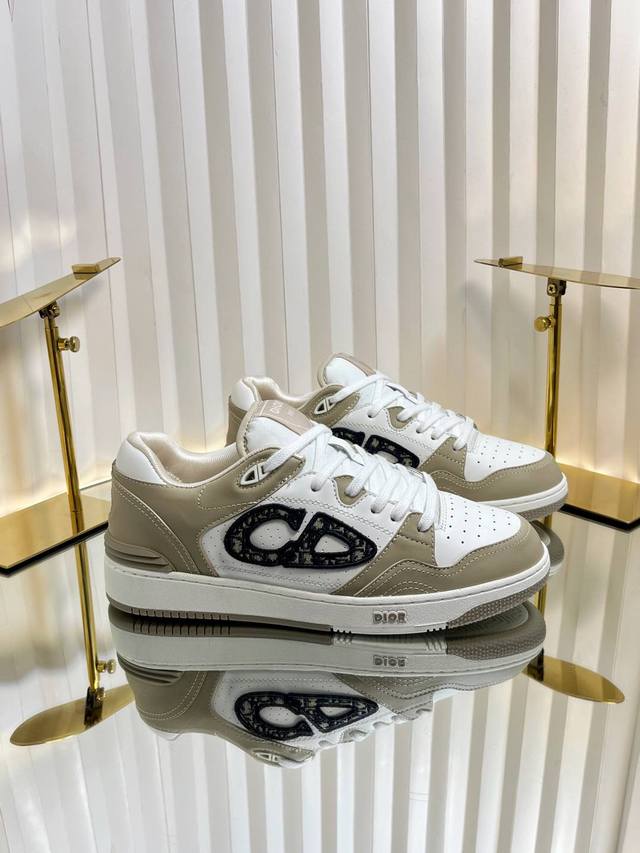 Dior迪奥B57系列 情侣款 休闲运动鞋 CD 滑板鞋原版购入开发 做货 这款 B57 中帮运动鞋是二零二四春季男装系列新品，重新诠释篮球鞋设计，成为 Dio