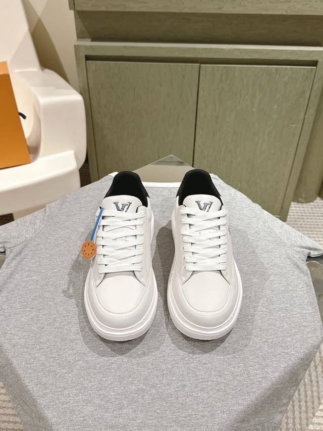 LV代购级板鞋新色现货供应！经典驴家全系列！LVTrainer PVC 运动鞋, 每个款式配色都很赞！Trainer的脚感真的非常不错，惊喜满满银色不断更新，小