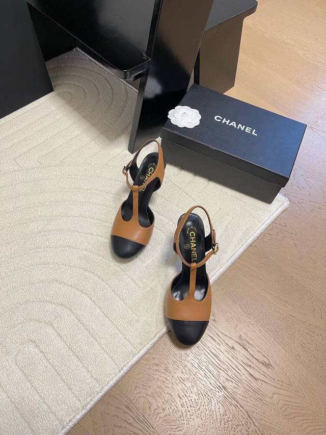 Chanel 25C新款早春凉鞋顶级对版货！所有的颜色我家都有！鞋面进口皮料，垫脚内里羊皮，原版五金扣。均配专柜顶级包装！Size:35-39 其它码数定做