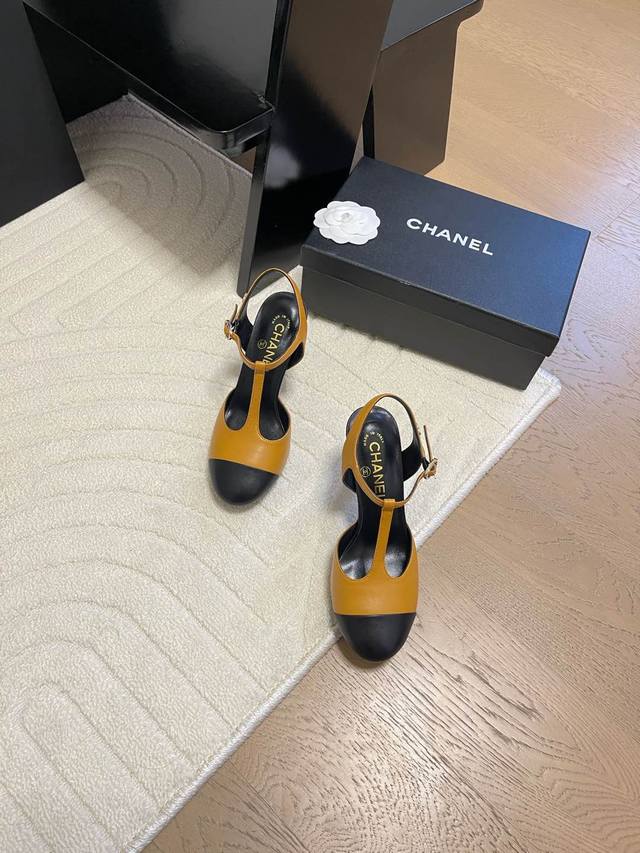 Chanel 25C新款早春凉鞋顶级对版货！所有的颜色我家都有！鞋面进口皮料，垫脚内里羊皮，原版五金扣。均配专柜顶级包装！Size:35-39 其它码数定做