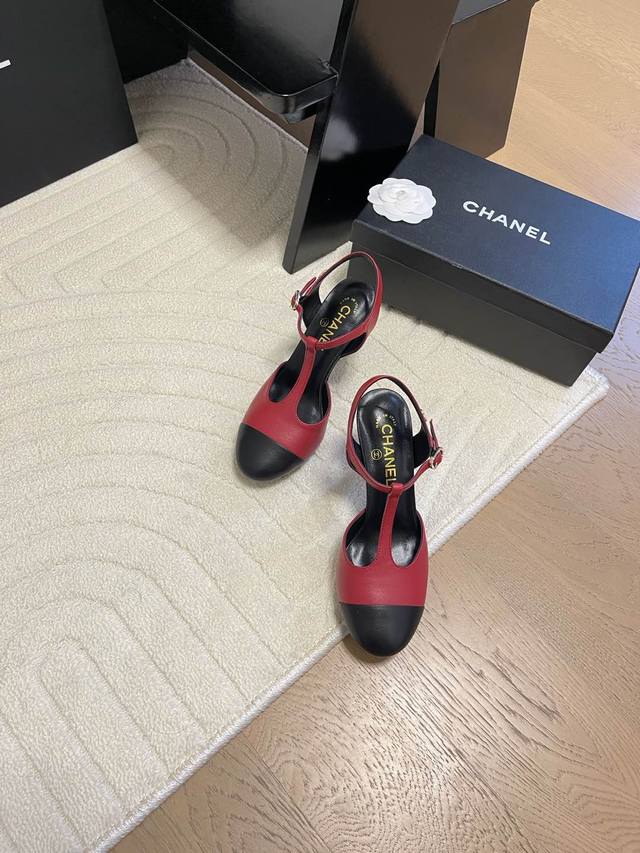 Chanel 25C新款早春凉鞋顶级对版货！所有的颜色我家都有！鞋面进口皮料，垫脚内里羊皮，原版五金扣。均配专柜顶级包装！Size:35-39 其它码数定做