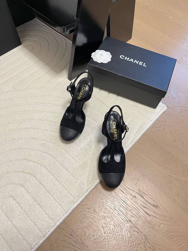 Chanel 25C新款早春凉鞋顶级对版货！所有的颜色我家都有！鞋面进口皮料，垫脚内里羊皮，原版五金扣。均配专柜顶级包装！Size:35-39 其它码数定做