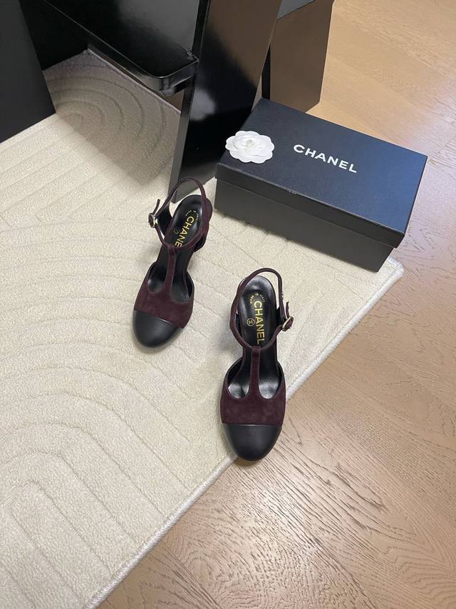 Chanel 25C新款早春凉鞋顶级对版货！所有的颜色我家都有！鞋面进口皮料，垫脚内里羊皮，原版五金扣。均配专柜顶级包装！Size:35-39 其它码数定做