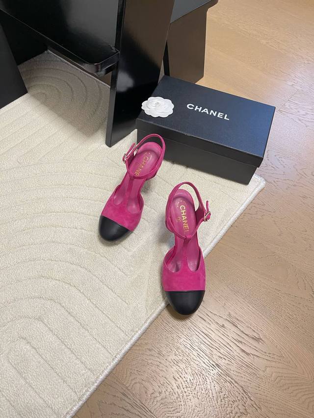 Chanel 25C新款早春凉鞋顶级对版货！所有的颜色我家都有！鞋面进口皮料，垫脚内里羊皮，原版五金扣。均配专柜顶级包装！Size:35-39 其它码数定做
