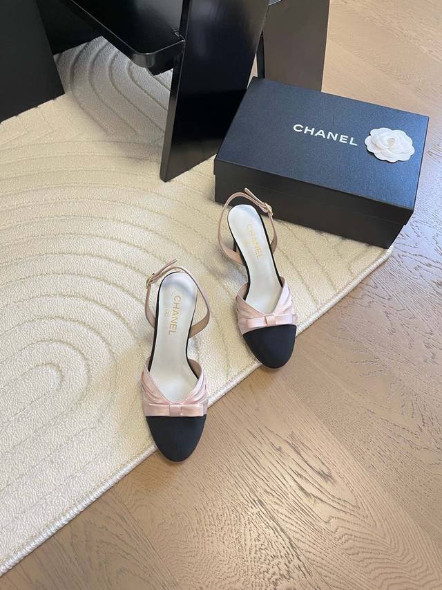 Chanel 25C新款蝴蝶结凉鞋简约而不简单的款，上脚特别显脚细。鞋面定制面，内里垫脚羊皮，加厚真皮大底。跟高7.5Size:35-39 其它码数定做