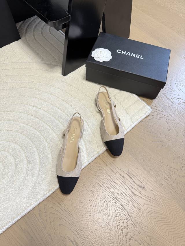 Chanel 经典slingback后空凉鞋前几年一直在做这个款今年我们还是重新购版，再次精细copy。发现新版面的鞋面线条和形体舒适度都做了微调！ 这个品牌方