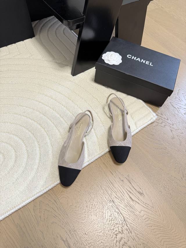 Chanel 经典slingback后空凉鞋前几年一直在做这个款今年我们还是重新购版，再次精细copy。发现新版面的鞋面线条和形体舒适度都做了微调！ 这个品牌方