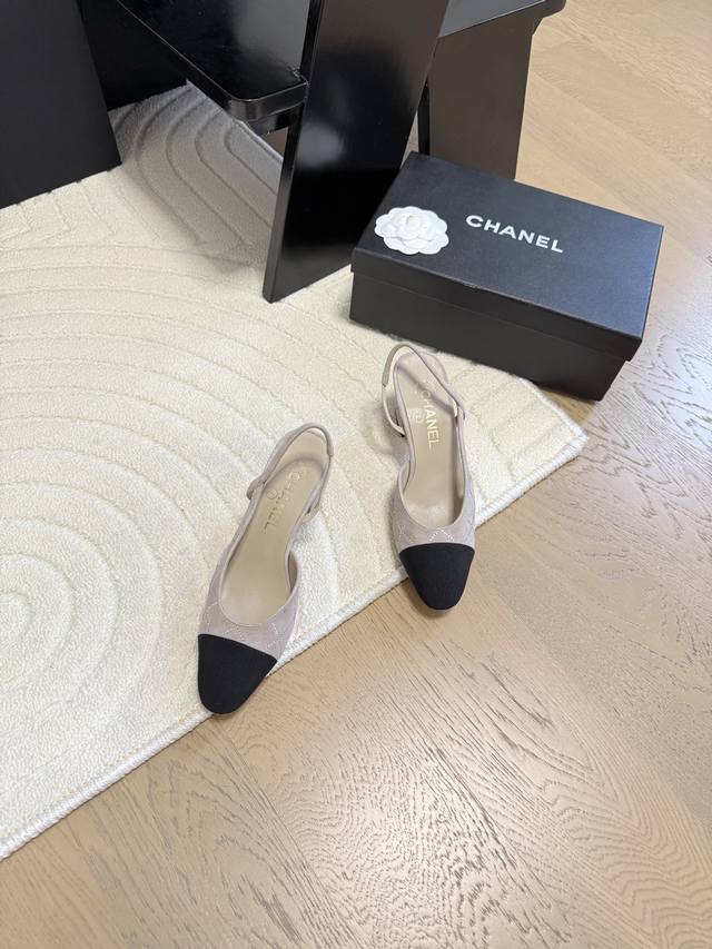Chanel 经典slingback后空凉鞋前几年一直在做这个款今年我们还是重新购版，再次精细copy。发现新版面的鞋面线条和形体舒适度都做了微调！ 这个品牌方