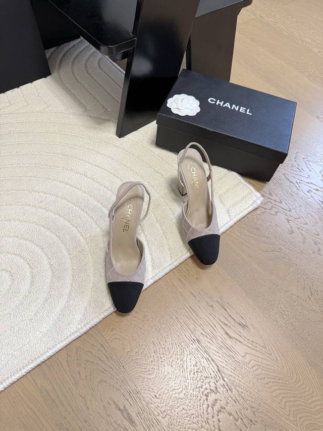 Chanel 经典slingback后空凉鞋前几年一直在做这个款今年我们还是重新购版，再次精细copy。发现新版面的鞋面线条和形体舒适度都做了微调！ 这个品牌方