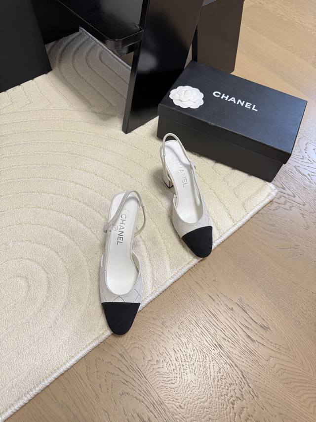 Chanel 经典slingback后空凉鞋前几年一直在做这个款今年我们还是重新购版，再次精细copy。发现新版面的鞋面线条和形体舒适度都做了微调！ 这个品牌方