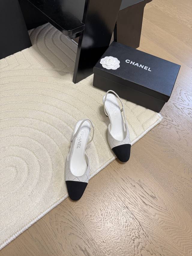 Chanel 经典slingback后空凉鞋前几年一直在做这个款今年我们还是重新购版，再次精细copy。发现新版面的鞋面线条和形体舒适度都做了微调！ 这个品牌方