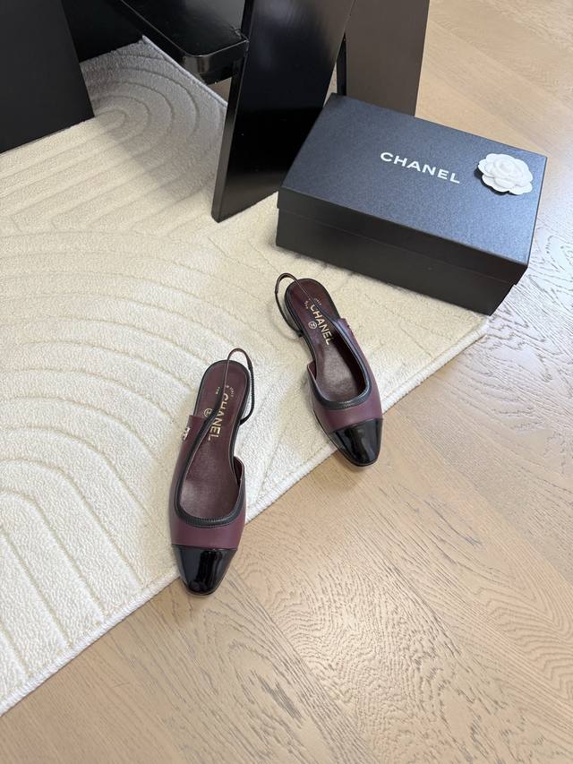 Chanel 经典slingback后空凉鞋前几年一直在做这个款今年我们还是重新购版，再次精细copy。发现新版面的鞋面线条和形体舒适度都做了微调！ 这个品牌方