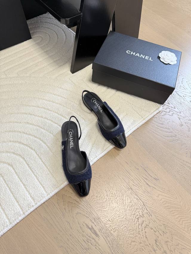 Chanel 经典slingback后空凉鞋前几年一直在做这个款今年我们还是重新购版，再次精细copy。发现新版面的鞋面线条和形体舒适度都做了微调！ 这个品牌方