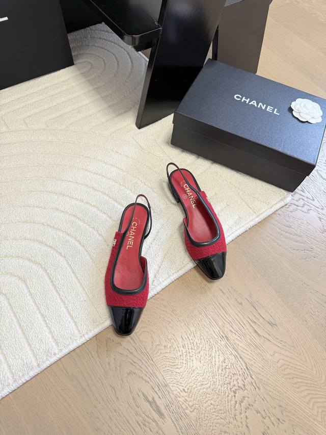 Chanel 经典slingback后空凉鞋前几年一直在做这个款今年我们还是重新购版，再次精细copy。发现新版面的鞋面线条和形体舒适度都做了微调！ 这个品牌方