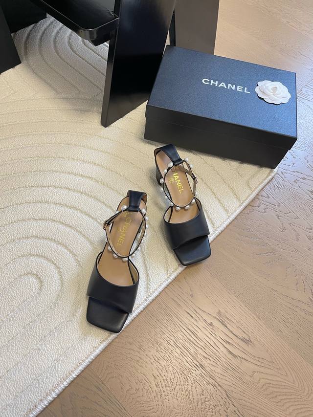 Chanel25C早春珍珠粗跟凉鞋系列简约又不失甜美俏皮！鞋头经典拼色简约易搭，搭配一字带更加跟脚。内里羊皮 真皮大底Size:35-39 其他码数定做