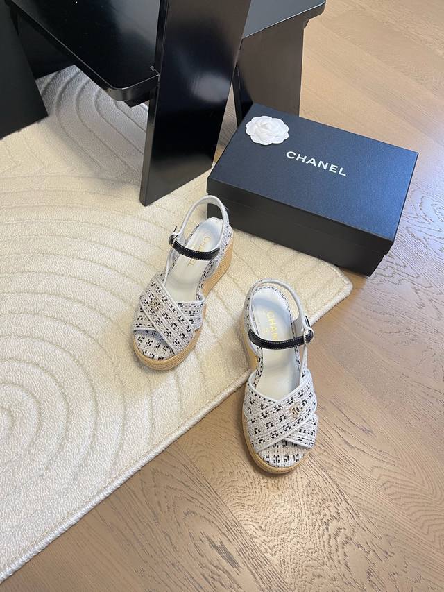 Chanel 25C秀款厚底防水台凉鞋鞋面羊京，防水台4cm，后跟12cm！上脚后很稳！穿上立马两米八内里垫脚羊皮，原版大底。Size:35-39 40定做