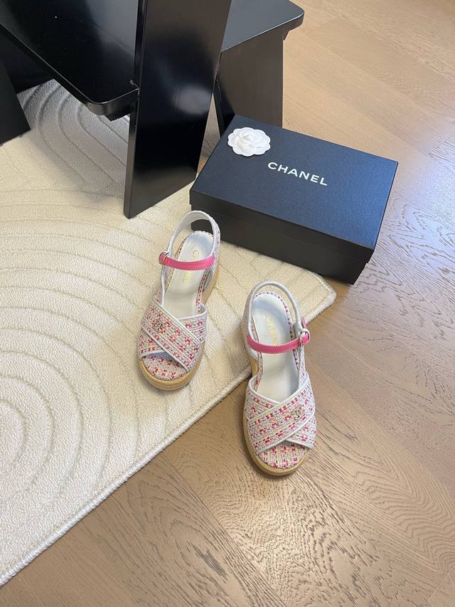 Chanel 25C秀款厚底防水台凉鞋鞋面羊京，防水台4cm，后跟12cm！上脚后很稳！穿上立马两米八内里垫脚羊皮，原版大底。Size:35-39 40定做