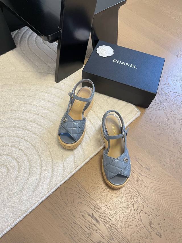 Chanel 25C秀款厚底防水台凉鞋鞋面羊京，防水台4cm，后跟12cm！上脚后很稳！穿上立马两米八内里垫脚羊皮，原版大底。Size:35-39 40定做