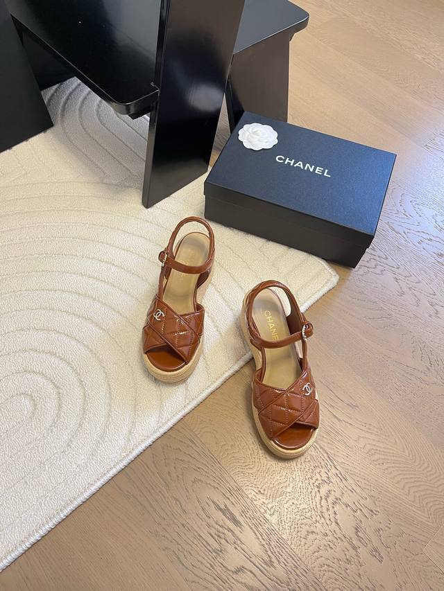 Chanel 25C秀款厚底防水台凉鞋鞋面羊京，防水台4cm，后跟12cm！上脚后很稳！穿上立马两米八内里垫脚羊皮，原版大底。Size:35-39 40定做