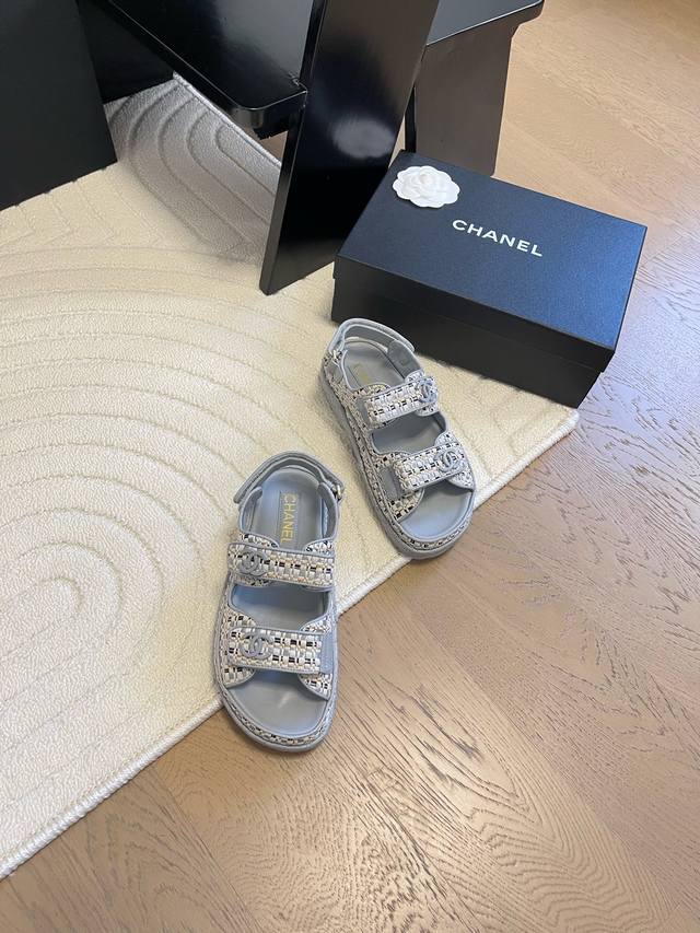 发泡大底版本 Chanel 25新魔术贴凉鞋版面！顶级对版货！所有的颜色我家都有！鞋面进口面料，垫脚内里羊皮，原版五金扣。均配专柜顶级包装！Size:35-39
