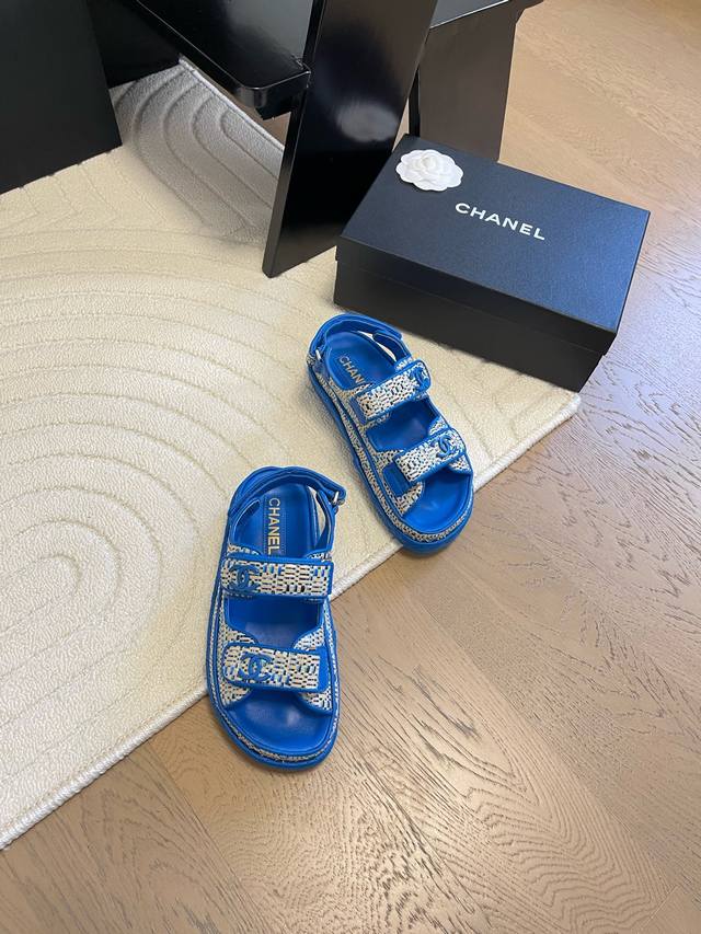 发泡大底版本 Chanel 25新魔术贴凉鞋版面！顶级对版货！所有的颜色我家都有！鞋面进口面料，垫脚内里羊皮，原版五金扣。均配专柜顶级包装！Size:35-39