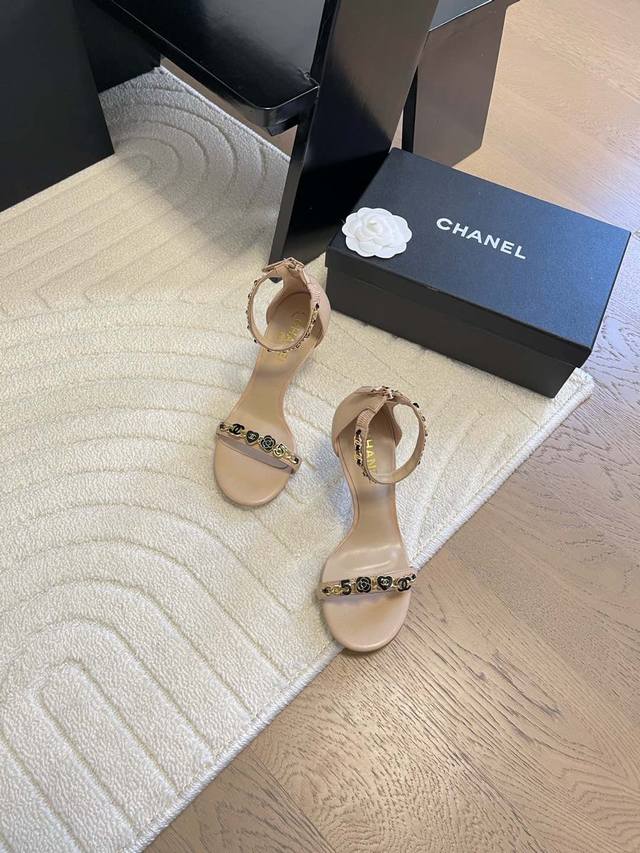 Chanel Vintage中古系列大标凉鞋简约而不简单的款，上脚特别显脚细。鞋面定制面，内里垫脚羊皮，加厚真皮大底。跟高3.5 7.5Size:35-39 其