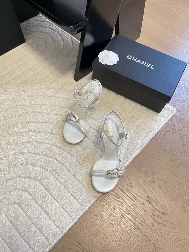 Chanel Vintage中古系列大标凉鞋简约而不简单的款，上脚特别显脚细。鞋面定制面，内里垫脚羊皮，加厚真皮大底。跟高3.5 7.5Size:35-39 其