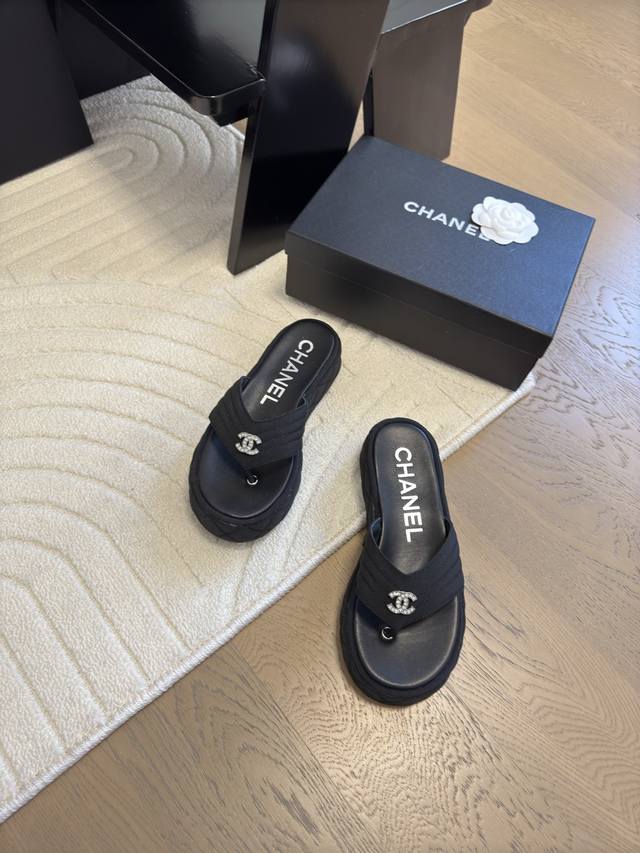 Chanel 25C新款厚底拖鞋顶级版本6cm 增高显腿长！上脚秒变170进口羊绒毛 手感细腻柔软丝滑 原版开模橡胶底码数：35-41 定制不退换