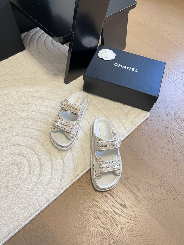 发泡大底版本 Chanel 25新魔术贴凉鞋版面！顶级对版货！所有的颜色我家都有！鞋面进口面料，垫脚内里羊皮，原版五金扣。均配专柜顶级包装！Size:35-39
