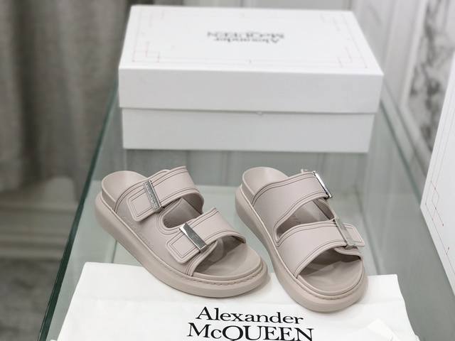 实拍图！“麦昆 Alexander McQueen ”经典糖果色拖鞋，购原版1：1高端复刻定制，麦昆二条带拖鞋，搭配金属扣刻Mcq标志，水台厚约5cm，轻松穿出