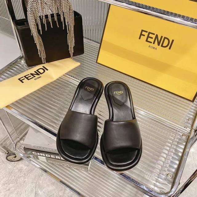 最新Fendi芬迪系列水台拖鞋顶级上新啦 每年必备FF拖今年还加了新的水台系列，美到无法言喻绝好的穿着舒适感可是经典必备，各种风格搭配都Hold的住！欢迎下单材