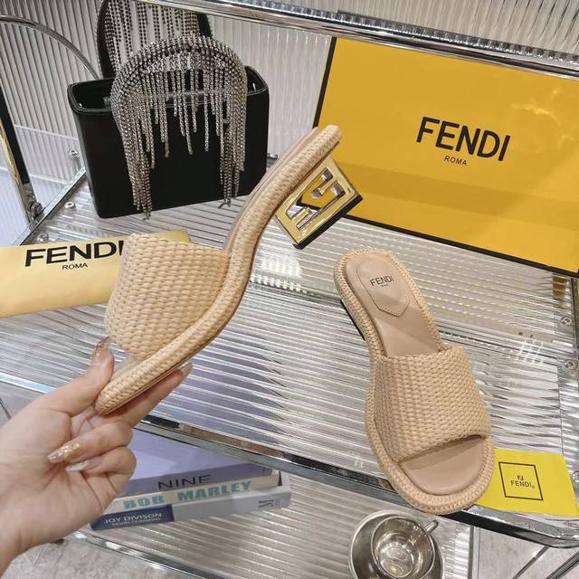 2024最新Fendi芬迪系列水台拖鞋顶级上新啦 每年必备FF拖今年还加了新的水台系列，美到无法言喻绝好的穿着舒适感可是经典必备，各种风格搭配都Hold的住！欢