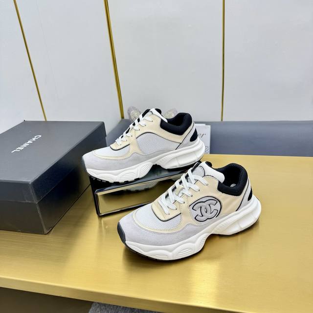 升级版，升级版，升级版！不接受反驳！！！！Chanel香奈儿老爹鞋，男女情侣款 2025专柜顶级休闲款运动鞋这款经典设计；鞋面多种工艺电绣的风格；大底却时尚运动