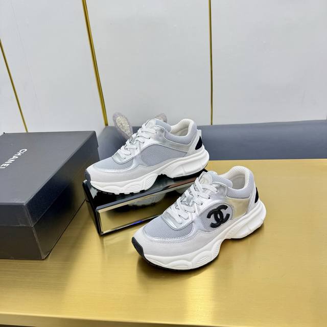 升级版，升级版，升级版！不接受反驳！！！！Chanel香奈儿老爹鞋，男女情侣款 2025专柜顶级休闲款运动鞋这款经典设计；鞋面多种工艺电绣的风格；大底却时尚运动