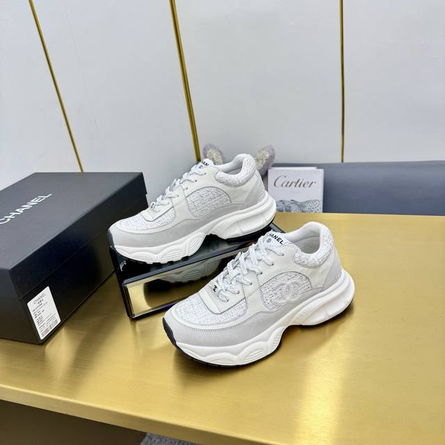 升级版，升级版，升级版！不接受反驳！！！！Chanel香奈儿老爹鞋，男女情侣款 2025专柜顶级休闲款运动鞋这款经典设计；鞋面多种工艺电绣的风格；大底却时尚运动