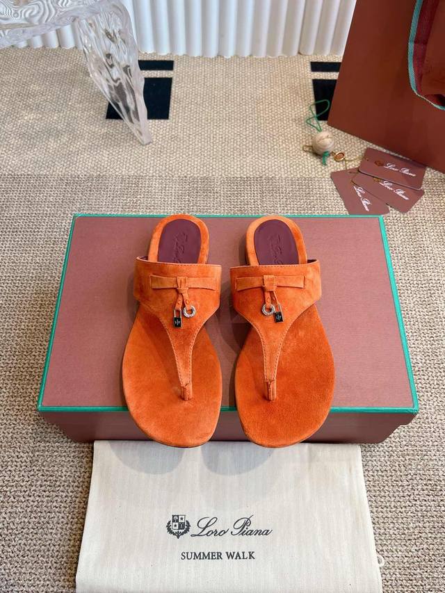 Loro Piana 拖鞋 2025官网 LP新品发售Loro Piana 官网同款同款拖鞋｜采用 Wish 羊京面料制作｜鞋面采用优质特级羊绒｜垫脚羊绒，垫脚